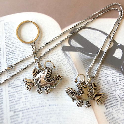 ぎょ♪アンティークシルバー色の電気アンコウのネックレス メンズ仕様