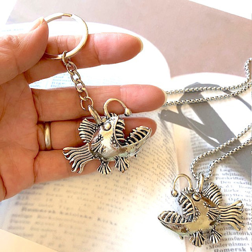 ぎょ♪アンティークシルバー色の電気アンコウのネックレス メンズ仕様