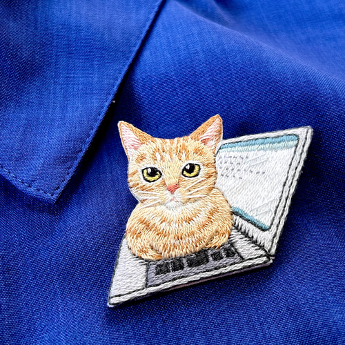 猫ちゃん　ブローチ 受注製作】かまって猫ちゃんのブローチ ブローチ la_omame 通販