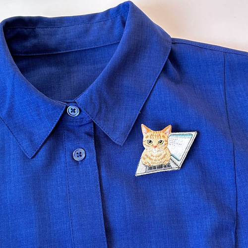 受注製作】かまって猫ちゃんのブローチ ブローチ la_omame 通販