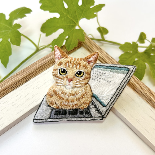 猫ちゃん　ブローチ 受注製作】かまって猫ちゃんのブローチ ブローチ la_omame 通販