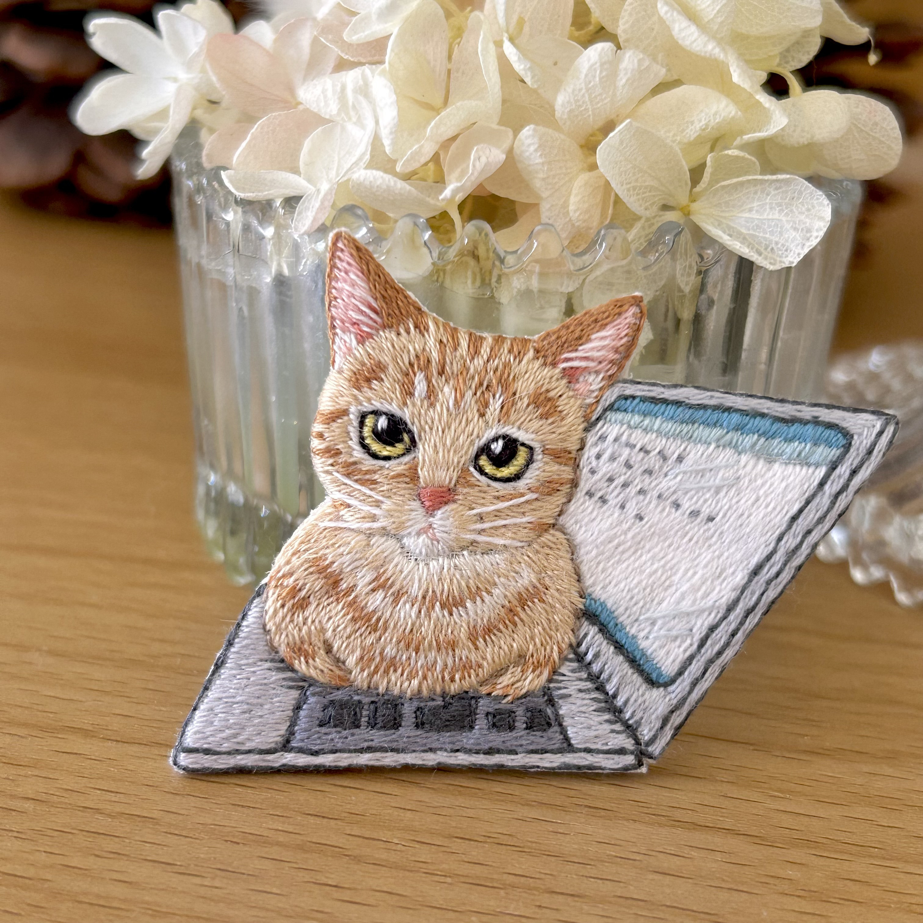 刺繍　ブローチ　ビーズ　猫　浴衣　ハンドメイド 刺繍ブローチビーズ猫浴衣ハンドメイド