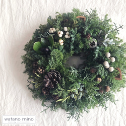 コニファーグリーンと木ノ実のクリスマスリース✴︎冬リース コニファーと野バラの実を使ったナチュラルリース クリスマスリース