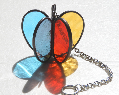 【ハンドメイド】 ステンドグラス ダークなイチゴとリンゴ 2個 サンキャッチャー ハンドメイド】 ステンドグラス ダークなイチゴとリンゴ 2個