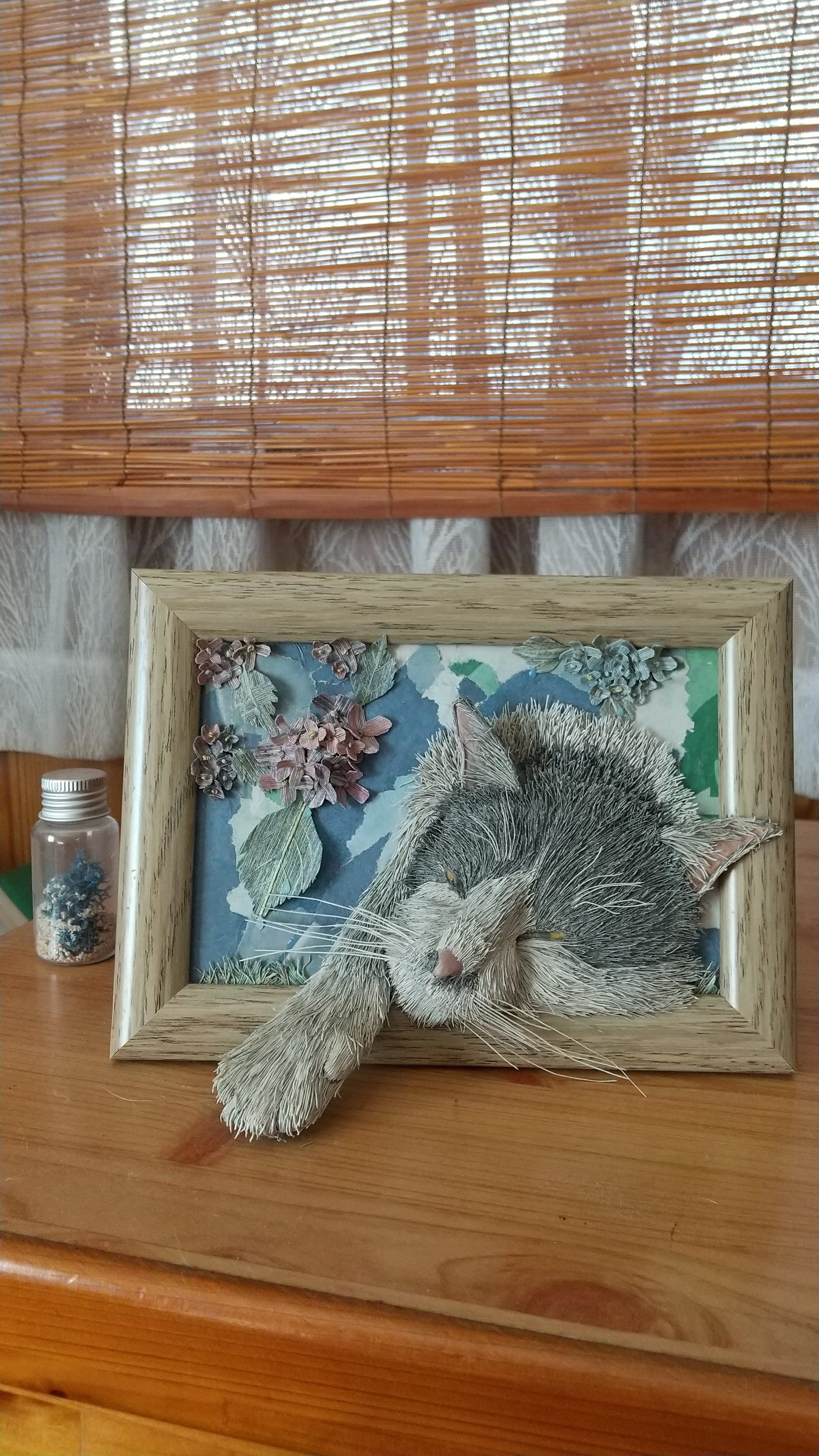 一点物・物語が見える新聞紙アート「紫陽花に囲まれて眠ろうとする猫」