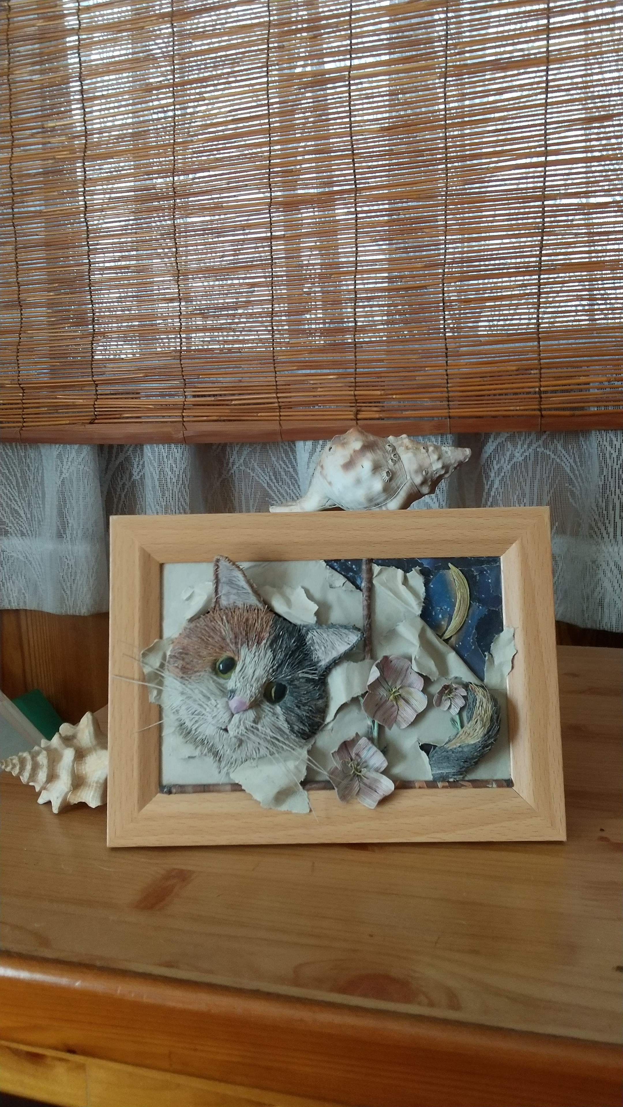 一点物・物語が見える新聞紙アート「障子戸を破ってこんばんは」