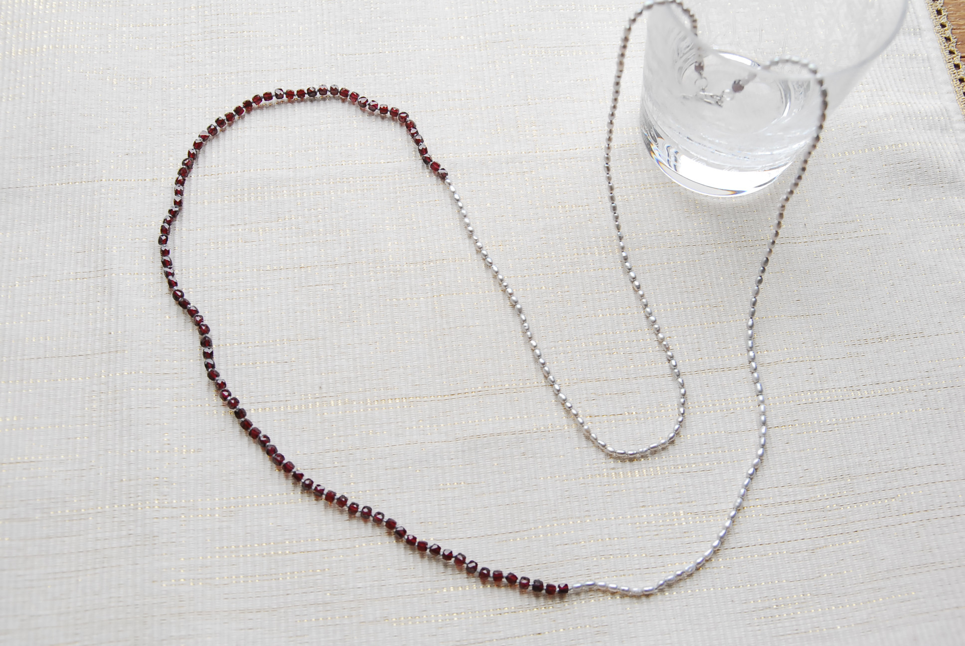 再販　ガーネットとライス型パールの秋色のネックレス