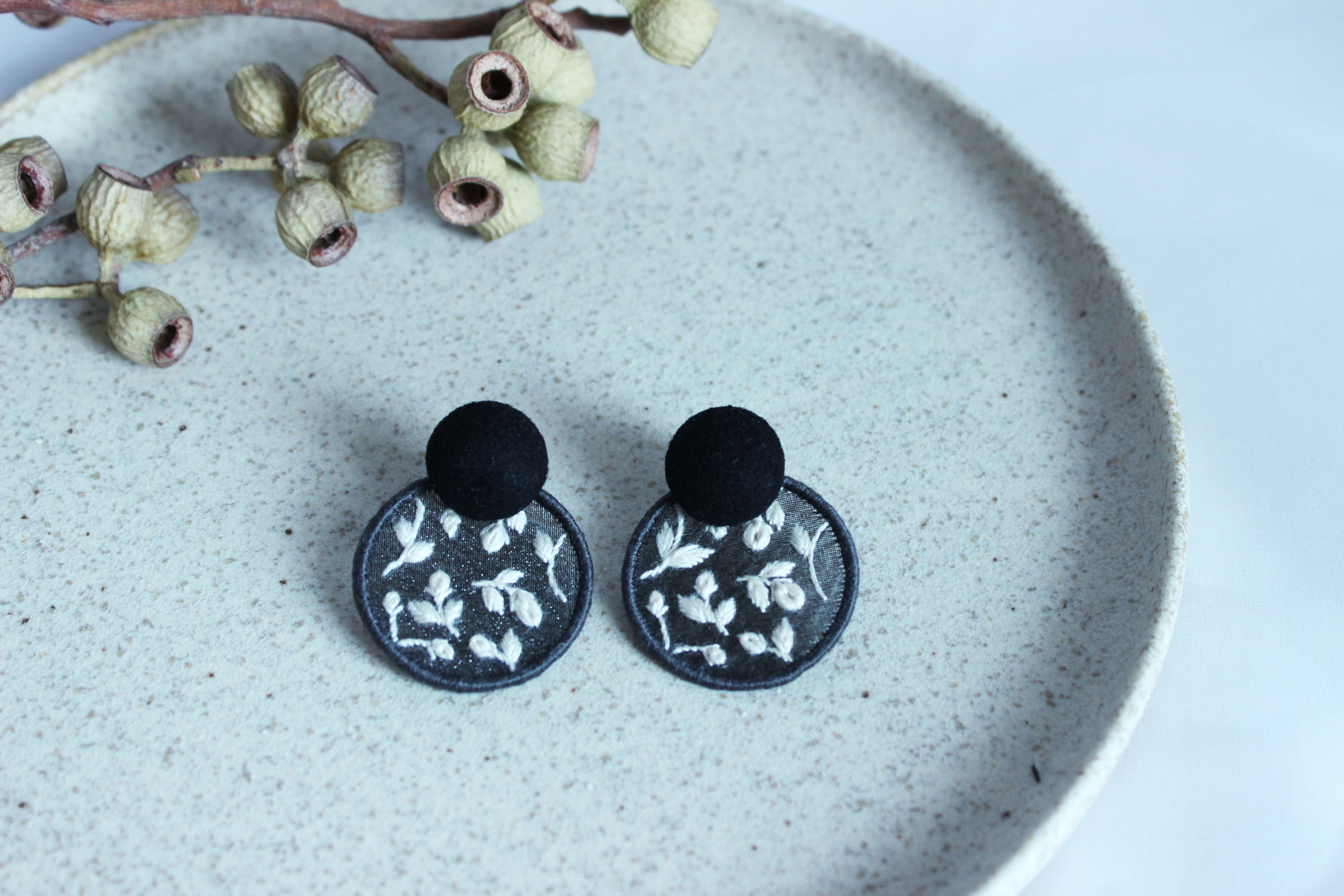 【金具ステンレス対応】冬薔薇(ふゆそうび)刺繍ピアス・イヤリング　ブラック