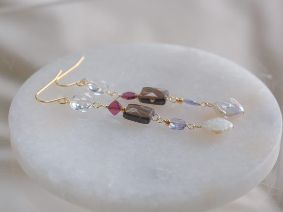 Sólarlagsferð earring：スモーキークォーツ×ガーネット×アイオライト×淡水パール　天然石ピアス 5枚目の画像