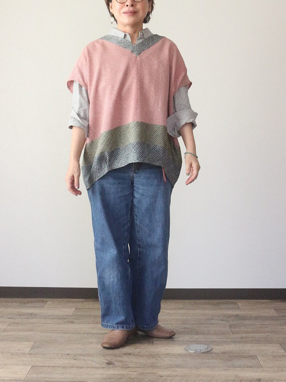 着物リメイク　くすみピンクと抹茶色しぼり合せＶネックベスト 1枚目の画像