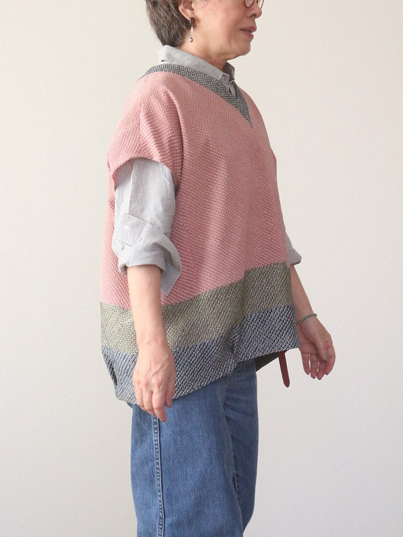 着物リメイク　くすみピンクと抹茶色しぼり合せＶネックベスト 8枚目の画像