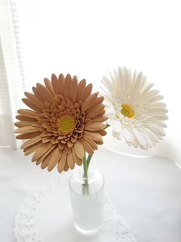 [僅限] ❁ 白色和棕色粘土花非洲菊 2 件套，室內花卉，斯堪的納維亞室內裝飾 ❁ 第4張的照片