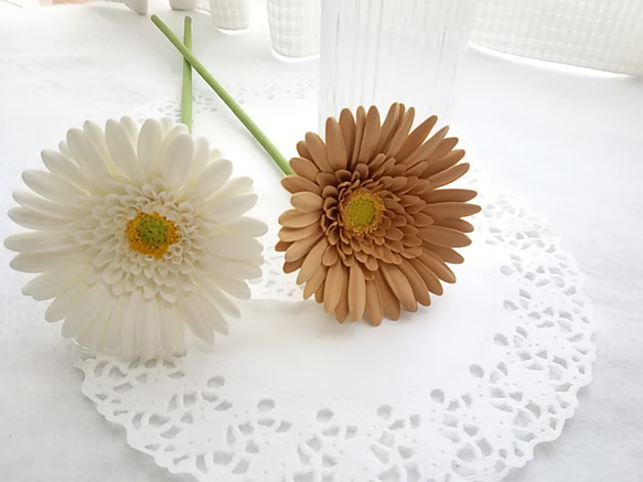 [僅限] ❁ 白色和棕色粘土花非洲菊 2 件套，室內花卉，斯堪的納維亞室內裝飾 ❁ 第2張的照片