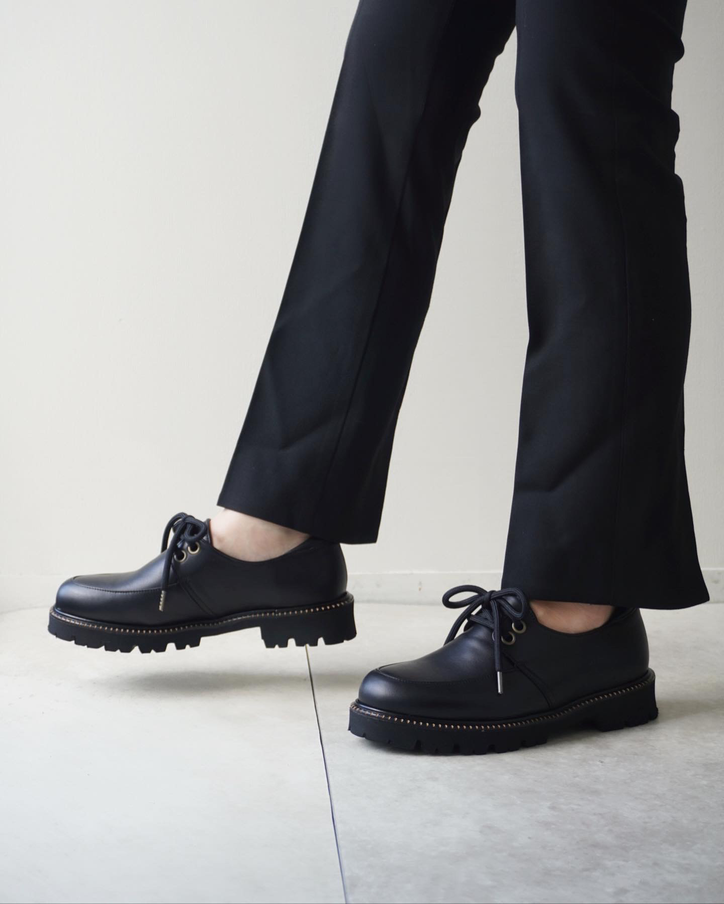 軽くてらくちん！タンクソ－ルのレースアップモカシュ－ズ★ブラック