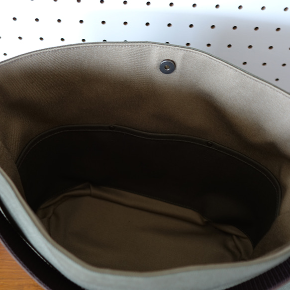 帆布の楕円底ワンハンドルバッグ　ショート（カーキ） 4枚目の画像