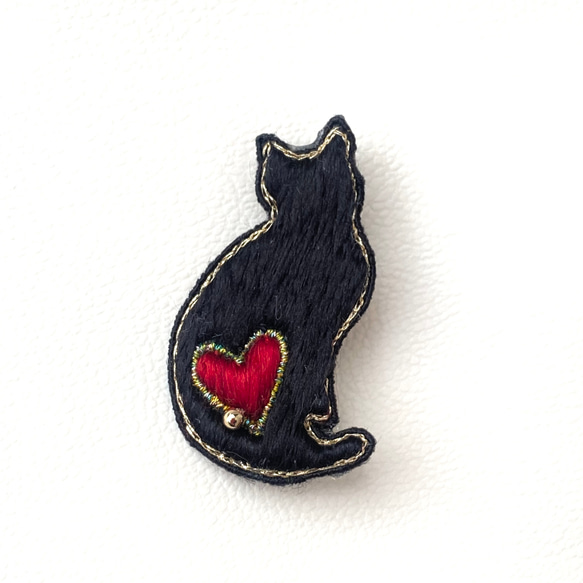 絹糸刺繍 《黒猫ハート》ブローチ　一点物　猫好き　ハート　 1枚目の画像