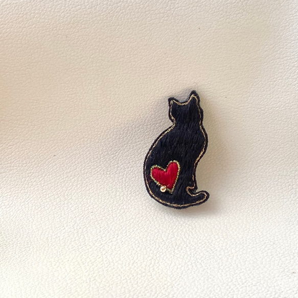 絹糸刺繍 《黒猫ハート》ブローチ　一点物　猫好き　ハート　 3枚目の画像