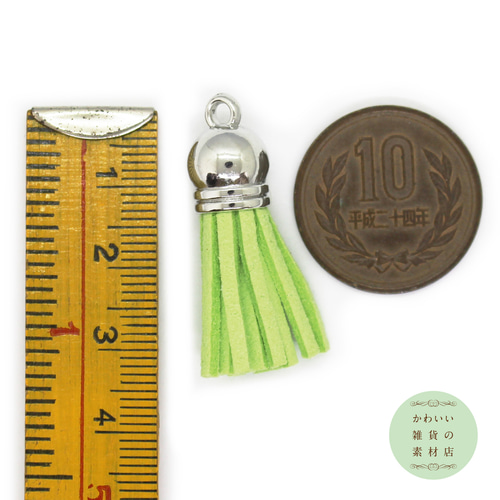 スウェード調のフリンジタッセルチャーム（リーフグリーン/シルバー  