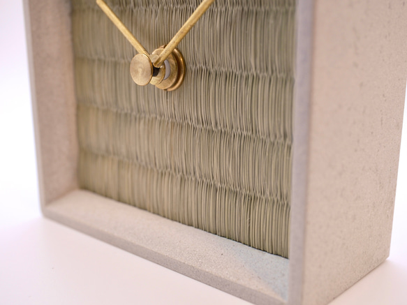 シンプルなアナログ置き時計　畳　い草　コンクリート　 1枚目の画像