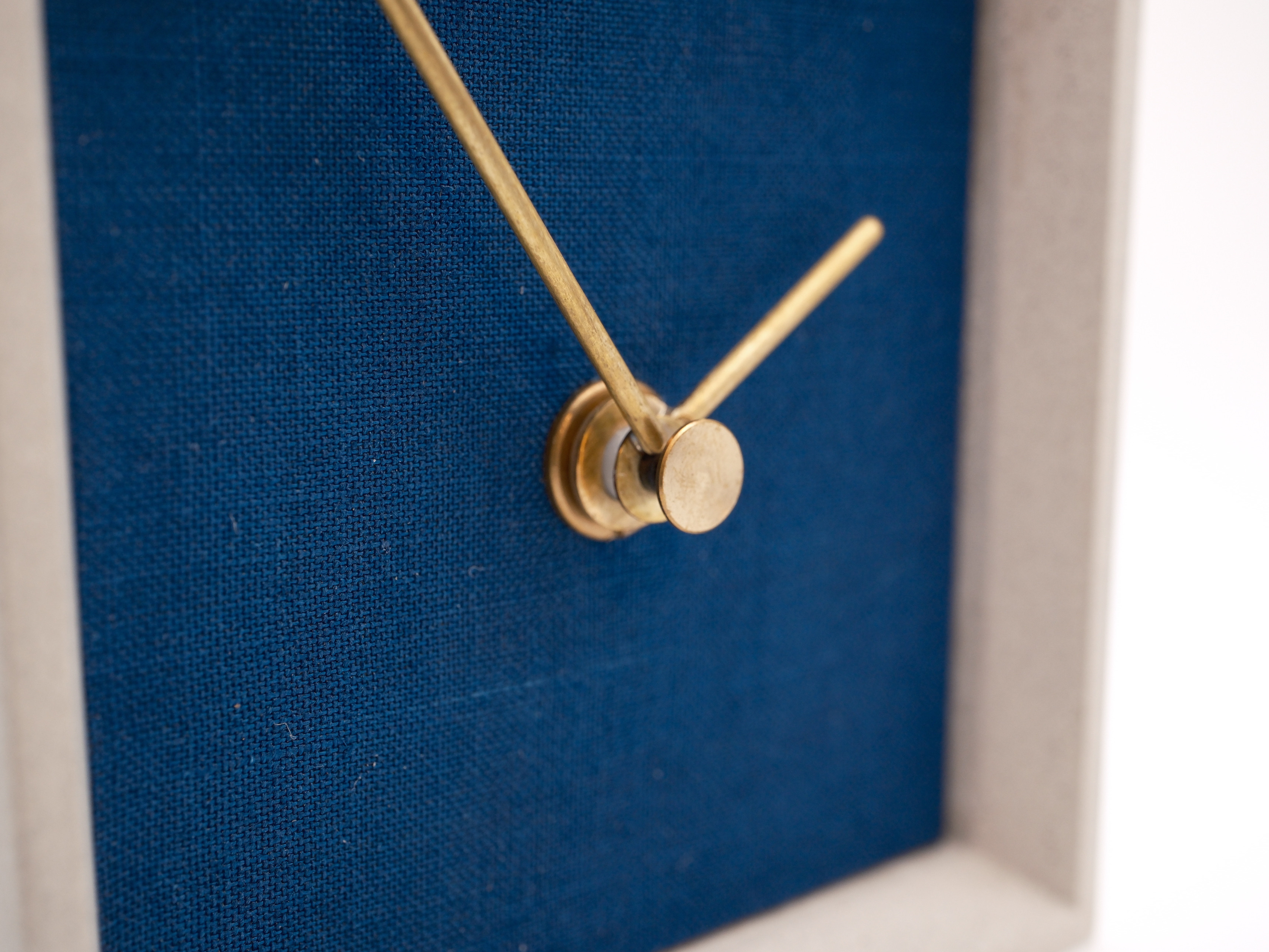 シンプルなアナログ置き時計　藍染　ネイビー