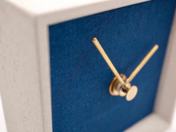シンプルなアナログ置き時計　藍染　ネイビー 4枚目の画像