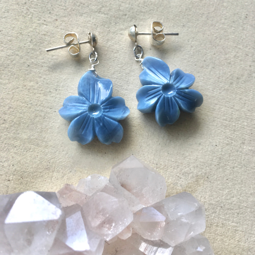 ブルーオパール 花 の ピアス☆ イヤリング 天然石 カービング 