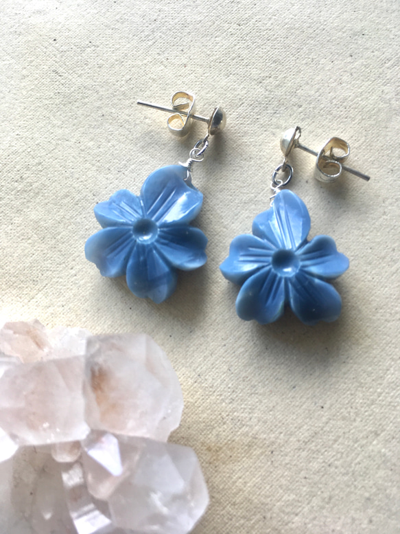 ブルーオパール 花 の ピアス☆ イヤリング 天然石 カービング 