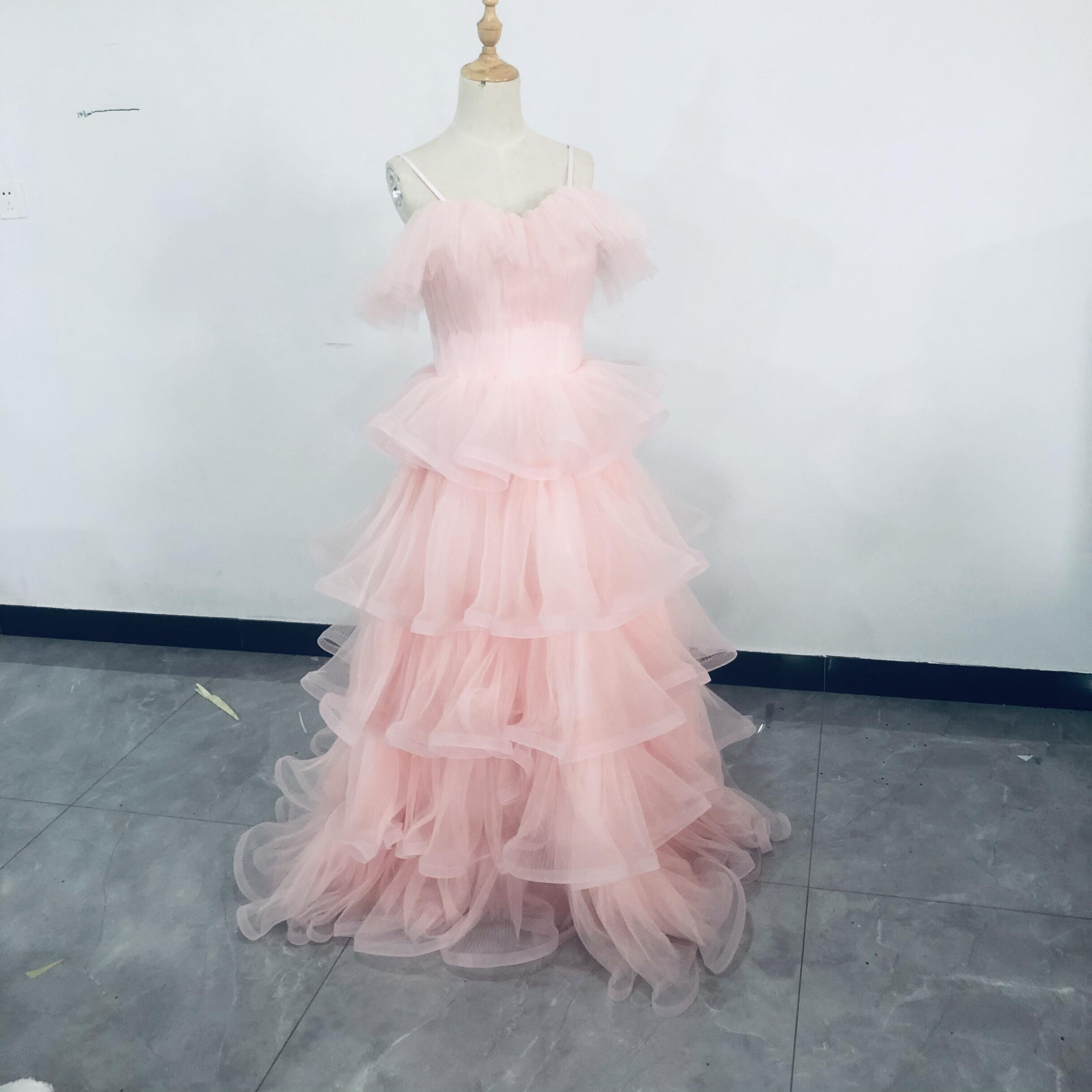 可愛い　優しい薄ピンク　柔らかく重ねたチュール ウェディングドレス　結婚式/披露宴/二次会/デート/パーティー