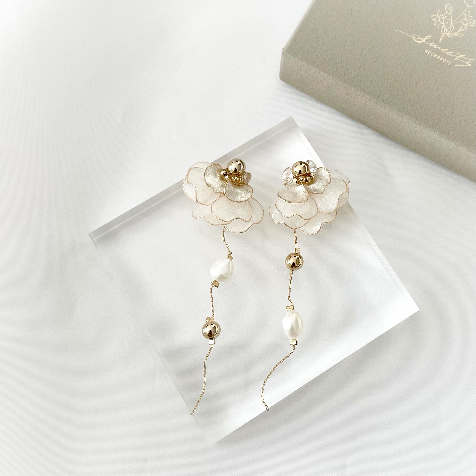【〜Bloom pearl〜】花びらチェーンピアス・イヤリング／ウェディング・ブライダル・花嫁さまに