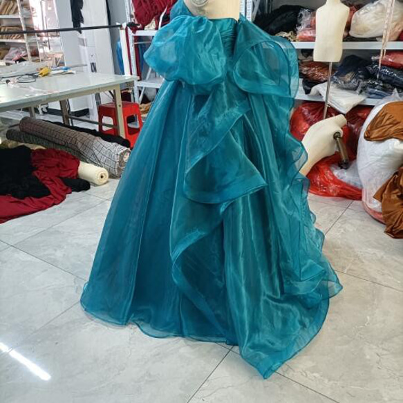 華麗藍色漸層連身裙，可拆式公主袖，豐滿柔軟荷葉邊，婚禮/招待會 第4張的照片