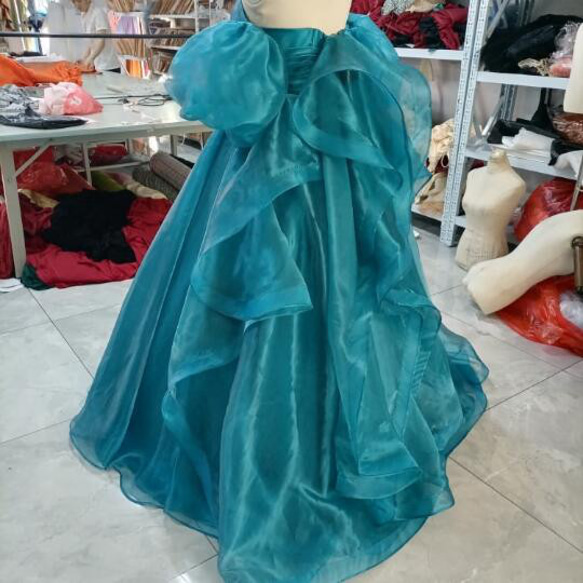 華麗藍色漸層連身裙，可拆式公主袖，豐滿柔軟荷葉邊，婚禮/招待會 第8張的照片