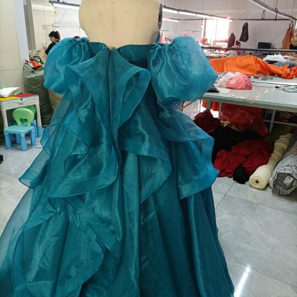 華麗藍色漸層連身裙，可拆式公主袖，豐滿柔軟荷葉邊，婚禮/招待會 第7張的照片