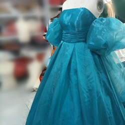 華麗藍色漸層連身裙，可拆式公主袖，豐滿柔軟荷葉邊，婚禮/招待會 第2張的照片