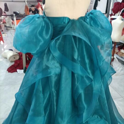 華麗藍色漸層連身裙，可拆式公主袖，豐滿柔軟荷葉邊，婚禮/招待會 第5張的照片
