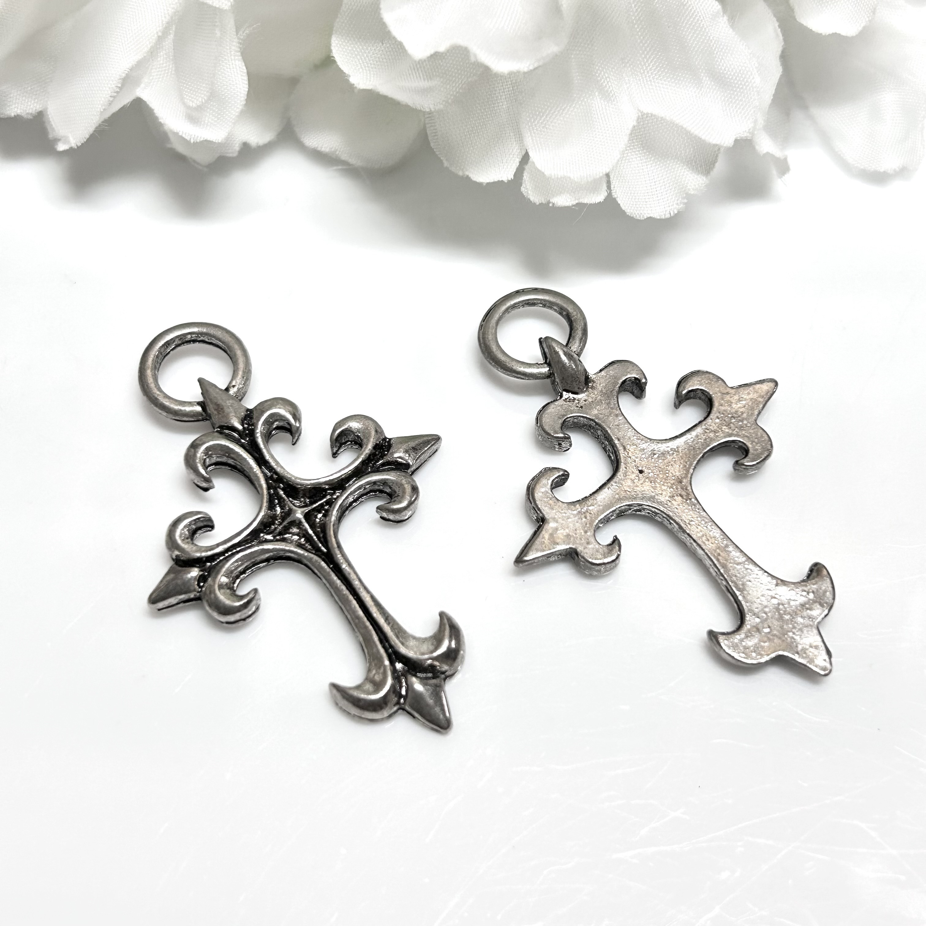 C051907)K18 YG ネックレストップ 十字架 チャーム 中空