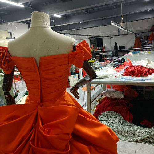 高品質！ クラシカル オレンジ 高級イタリアサテン パーティードレス  