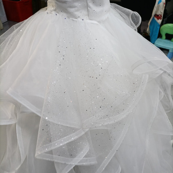 華やか キラキラチュール プリンセスライン 柔らかく重ねたチュールスカート ウエディングドレス 花嫁//結婚式/披露宴 11枚目の画像