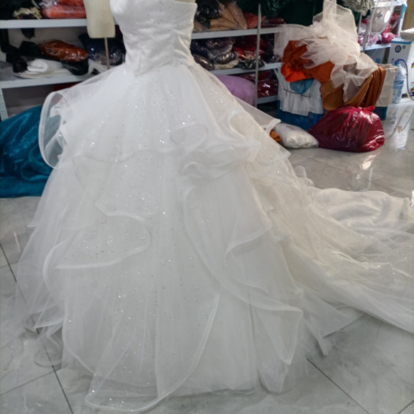 華やか キラキラチュール プリンセスライン 柔らかく重ねたチュールスカート ウエディングドレス 花嫁//結婚式/披露宴 2枚目の画像