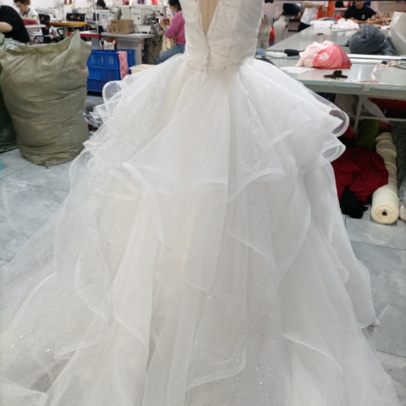 華やか キラキラチュール プリンセスライン 柔らかく重ねたチュールスカート ウエディングドレス 花嫁//結婚式/披露宴 7枚目の画像
