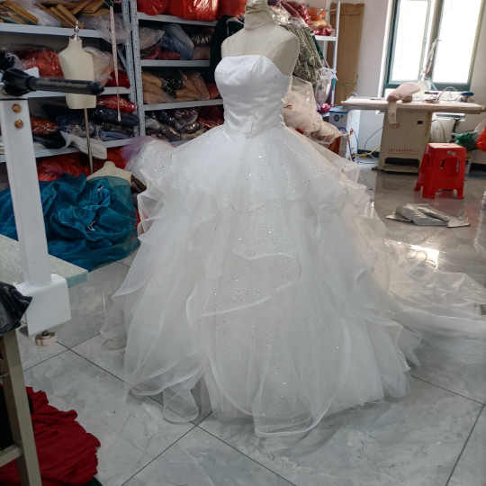 華やか キラキラチュール プリンセスライン 柔らかく重ねたチュールスカート ウエディングドレス 花嫁//結婚式/披露宴