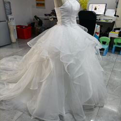 華やか キラキラチュール プリンセスライン 柔らかく重ねたチュールスカート ウエディングドレス 花嫁//結婚式/披露宴 3枚目の画像