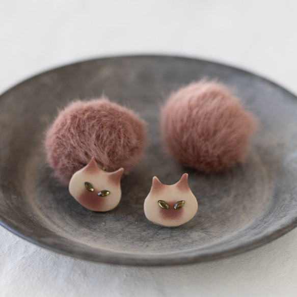 Sサイズ 猫とpompomのピアス/イヤリング/ 栗色 3枚目の画像