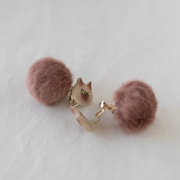 Sサイズ 猫とpompomのピアス/イヤリング/ 栗色 7枚目の画像