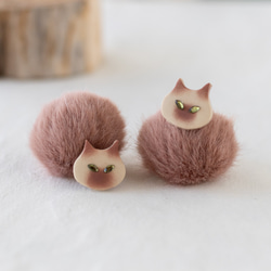 Sサイズ 猫とpompomのピアス/イヤリング/ 栗色 1枚目の画像