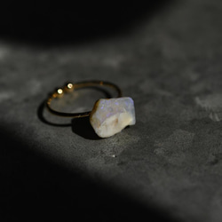 【一点物】 ブラックオパール リング 指輪 フリーサイズ 原石 鉱物 天然石 アクセサリー (No.2425) 1枚目の画像