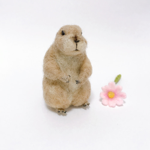 コスモスを抱えたプレーリードッグ 羊毛フェルトマスコット 羊毛