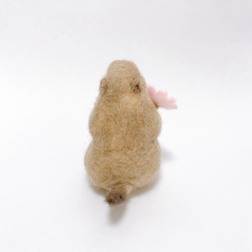 コスモスを抱えたプレーリードッグ 羊毛フェルトマスコット 羊毛