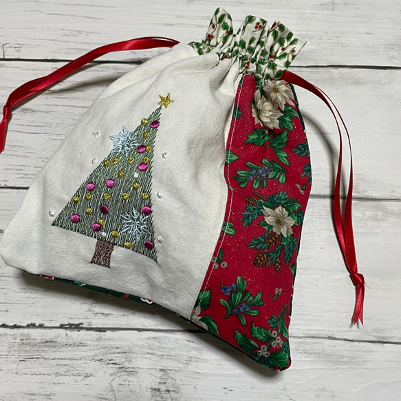 【現品限り】ツリー刺繍+クリスマスプリントの巾着ポーチ　A 2枚目の画像