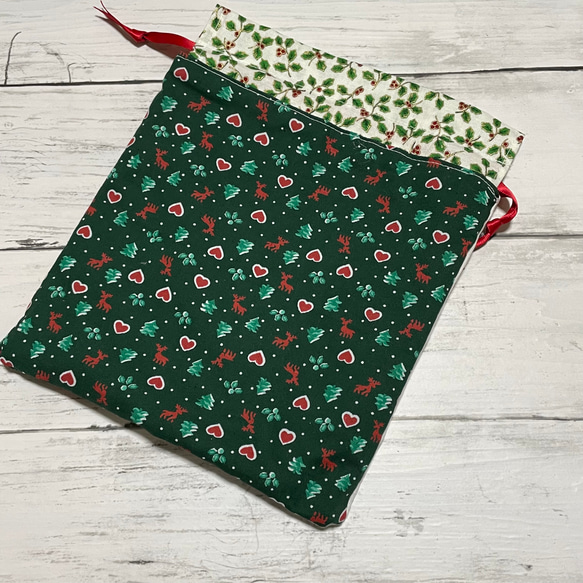 【現品限り】ツリー刺繍+クリスマスプリントの巾着ポーチ　A 3枚目の画像