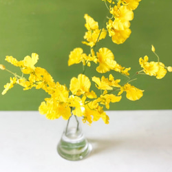幸運の黄色い蘭 オンシジュームの花瓶付きアレンジ　ずっと楽しめるアーティフィシャルフラワー 新年 お祝の花飾りに 4枚目の画像